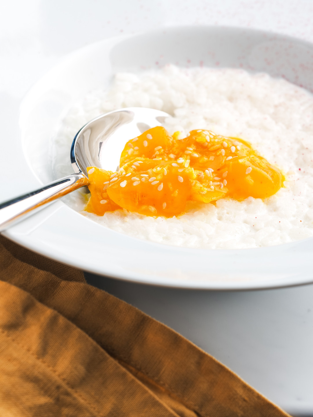 Рисовая каша на кокосовом молоке с хурмой в манговом соусе