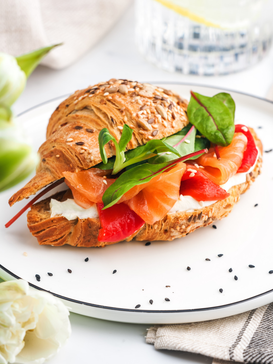 Круассан с лососем и сливочным сыром