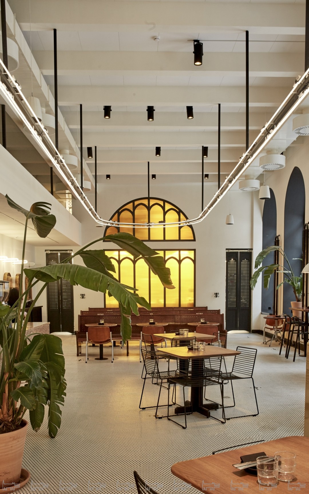 Минималистичный неоготический рестохрам с монохромными витражами и арочными окнами моментально стал хитом «Инстаграма»