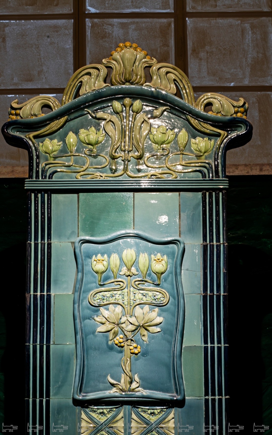 Среди 200 экспонатов Музея архитектурной керамики — печи, изразцы, кирпичи, камины, керамические скульптуры и иконы.