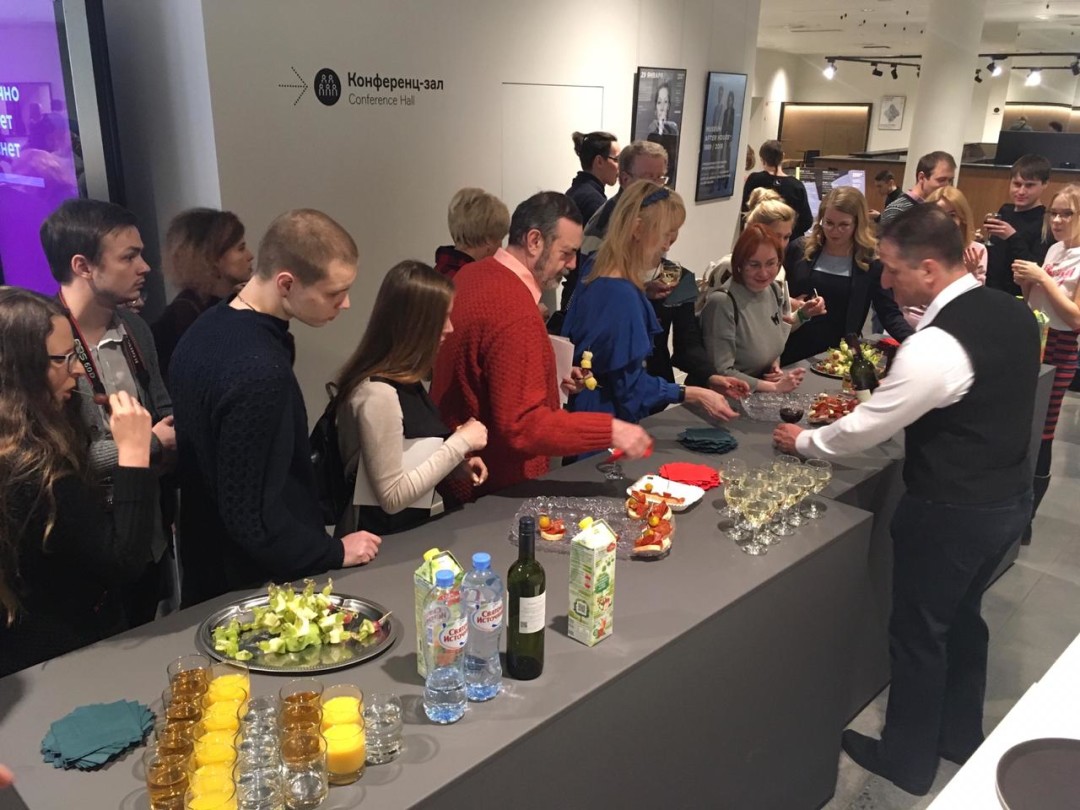 Перед началом выставки гостям предложили попробовать настоящее венгерское вино, чтобы встреча прошла в более свободной форме.