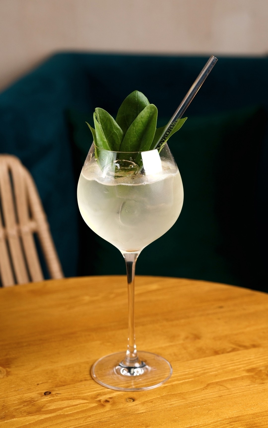 Коктейль «Литературный» – водка с лаймом и тысячелистником, джем яблоко-лаймовые листья, игристое вино, сухой вермут, шпинат