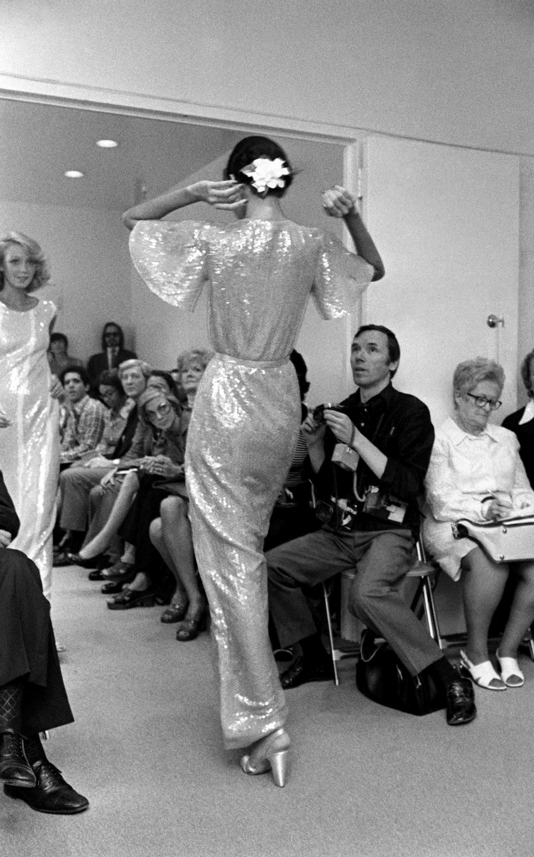 Билл Каннингем фотографирует Пэт Кливленд в 1973 году