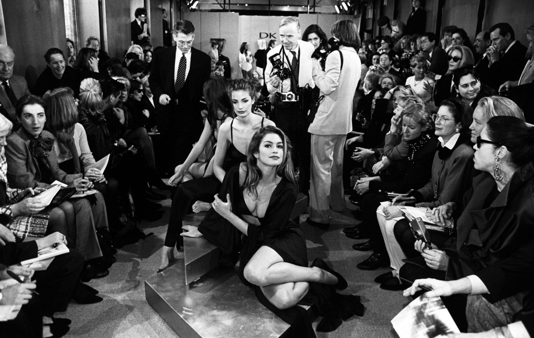 Билл Каннингем (в центре) на показе Donna Karan в 1992 году