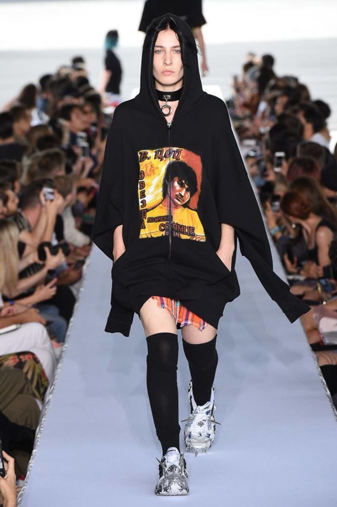 В Петербург приехала новая коллекция Vetements — с футболками с портретамиЦоя и дождевиками с QR-кодами