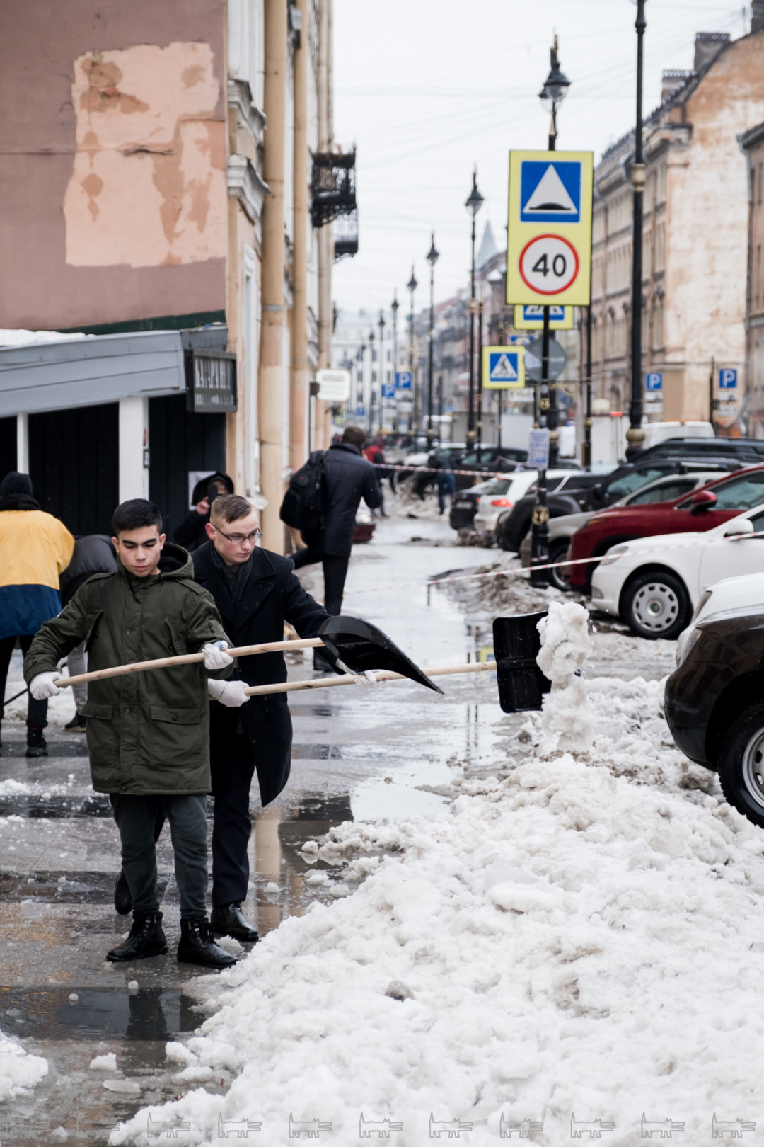 За нас никто ничего не сделает»: рестораторы на Рубинштейна вышли чистить  улицу от снега | Sobaka.ru