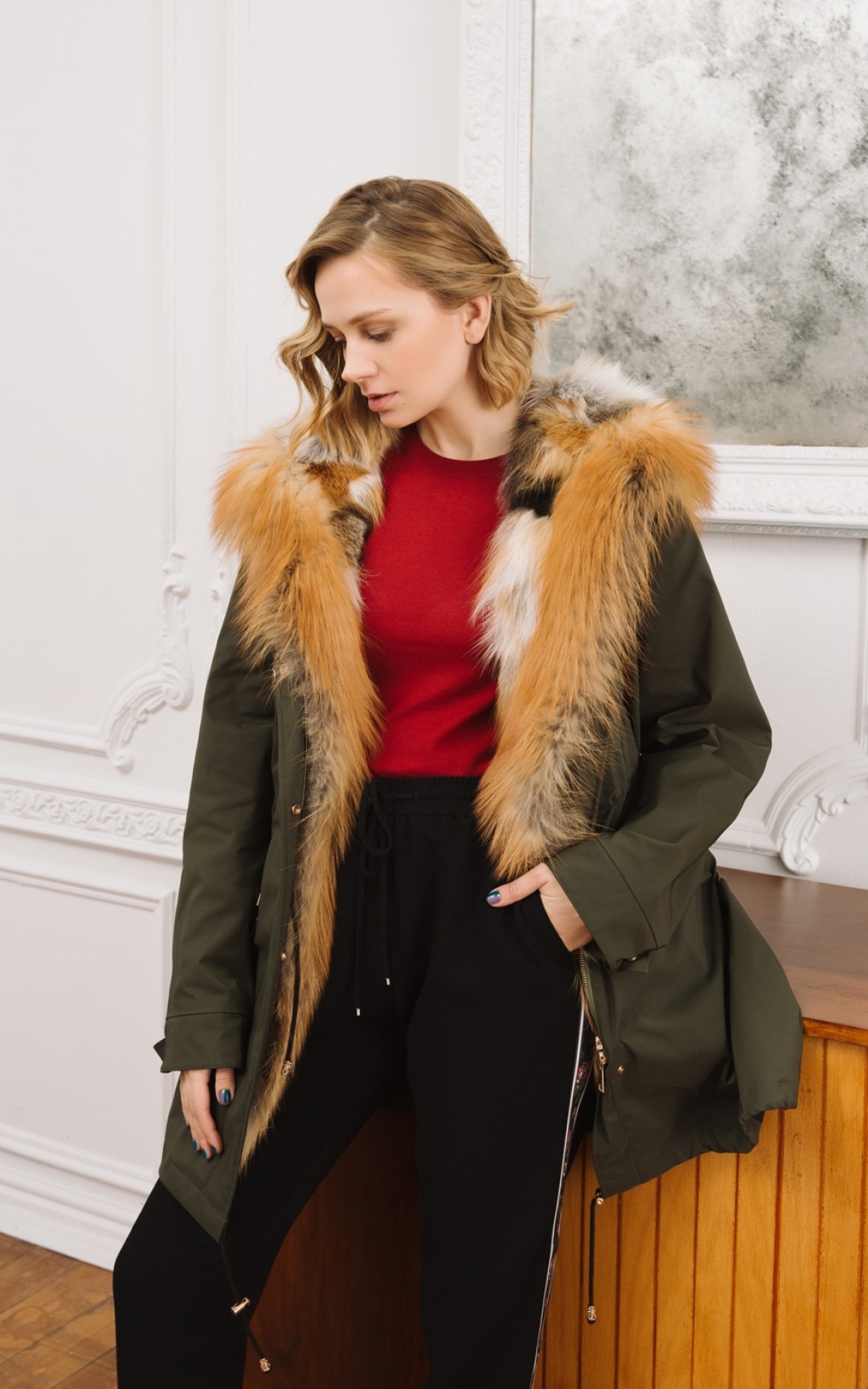 Парка-трансформер цвета хаки с жилетом из меха лисы, SkinnWille, 89 500 руб. (старая цена – 179 000 руб.)
