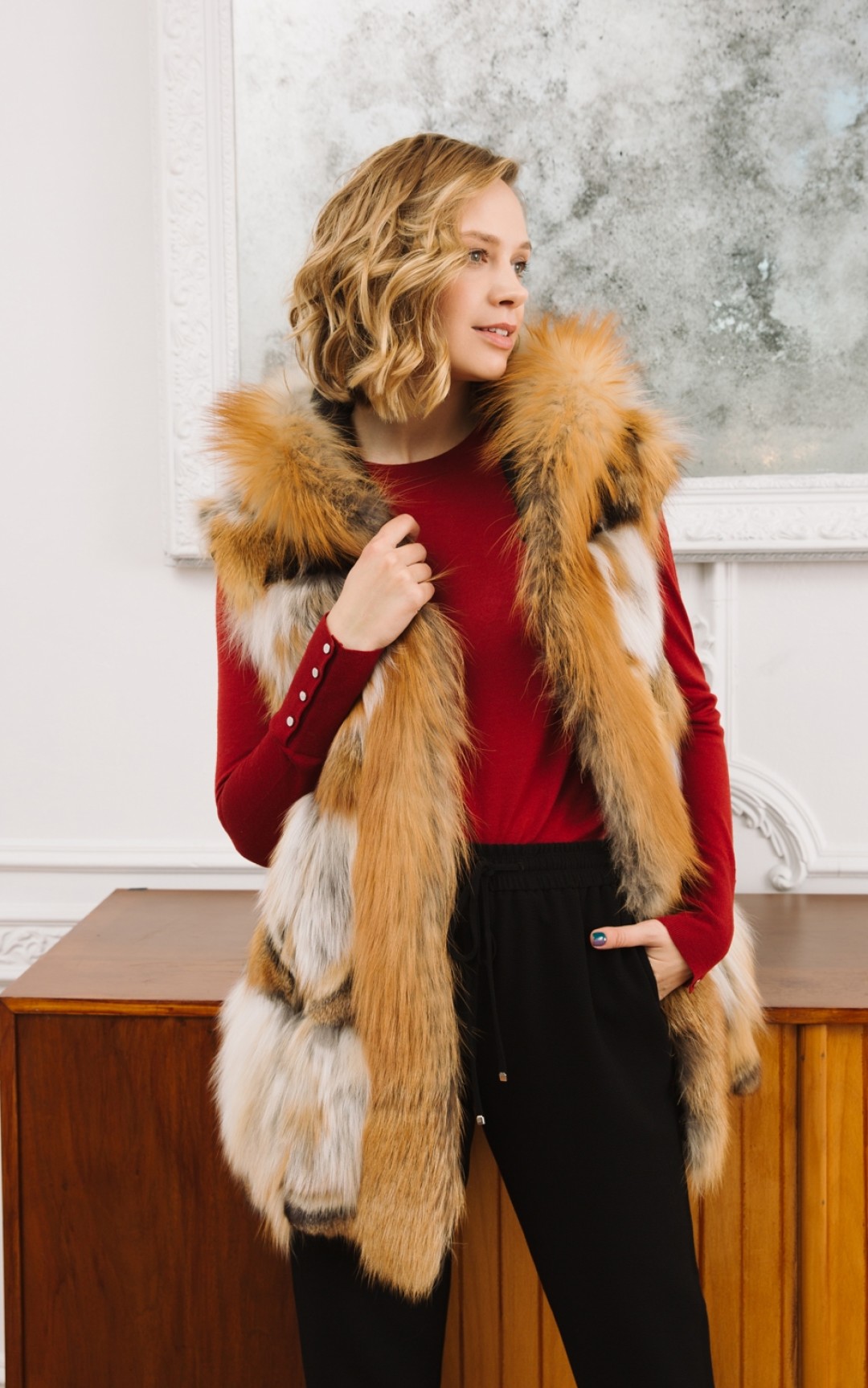 Парка-трансформер цвета хаки с жилетом из меха лисы, SkinnWille, 89 500 руб. (старая цена – 179 000 руб.)