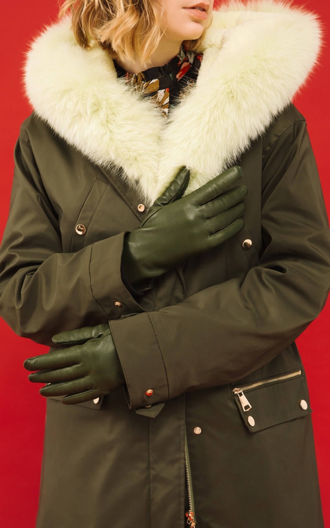 Парка-трансформер цвета хаки с жилетом из меха лисы, SkinnWille, 89 500 руб. (старая цена – 179 000 руб.)