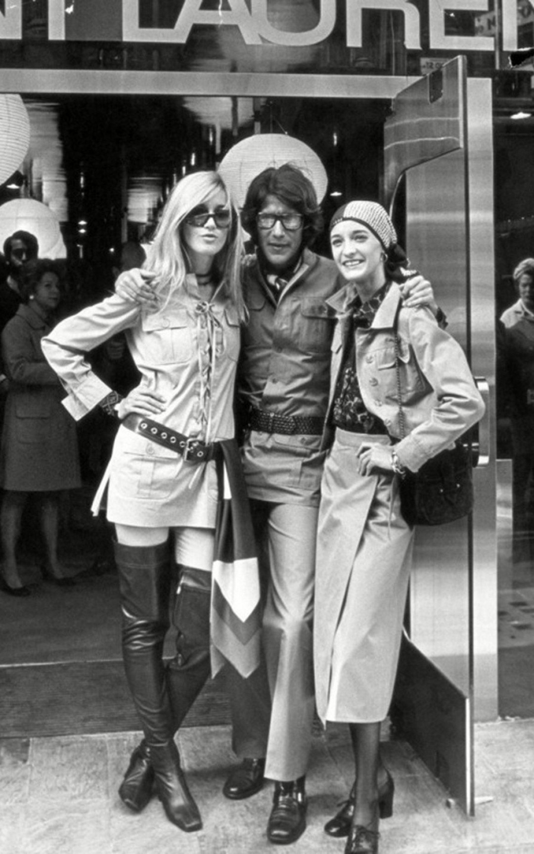 Ив Сен-Лоран с Бетти Катру (слева) и Лулу де ла Фалез (справа)