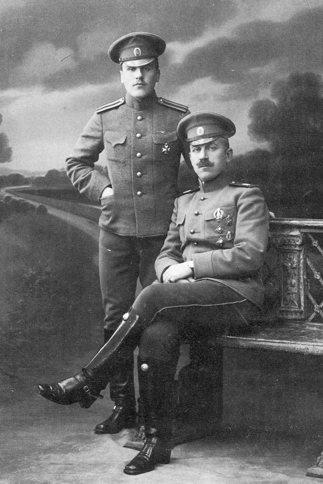 Ротмистр Изюмского гусарского полка и юнкер Николаевского кавалерийского училища