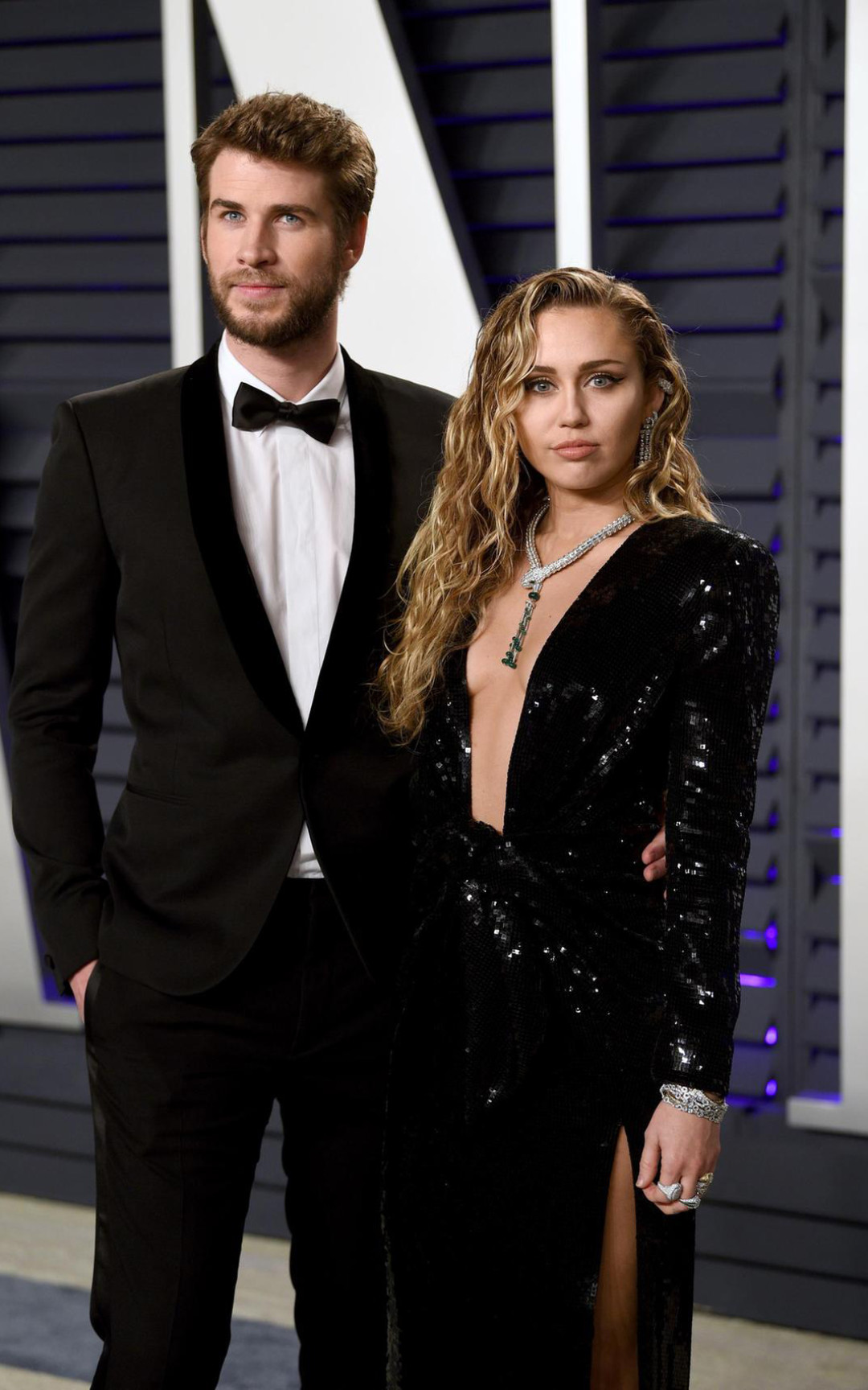 Лиам Хемсворт и Майли Сайрус в Saint Laurent и в украшениях Bvlgari