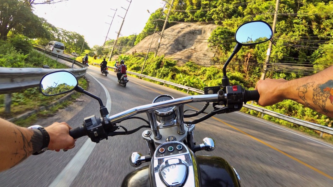 Поездки на мотоцикле иногда заменяют Артему рабочие часы