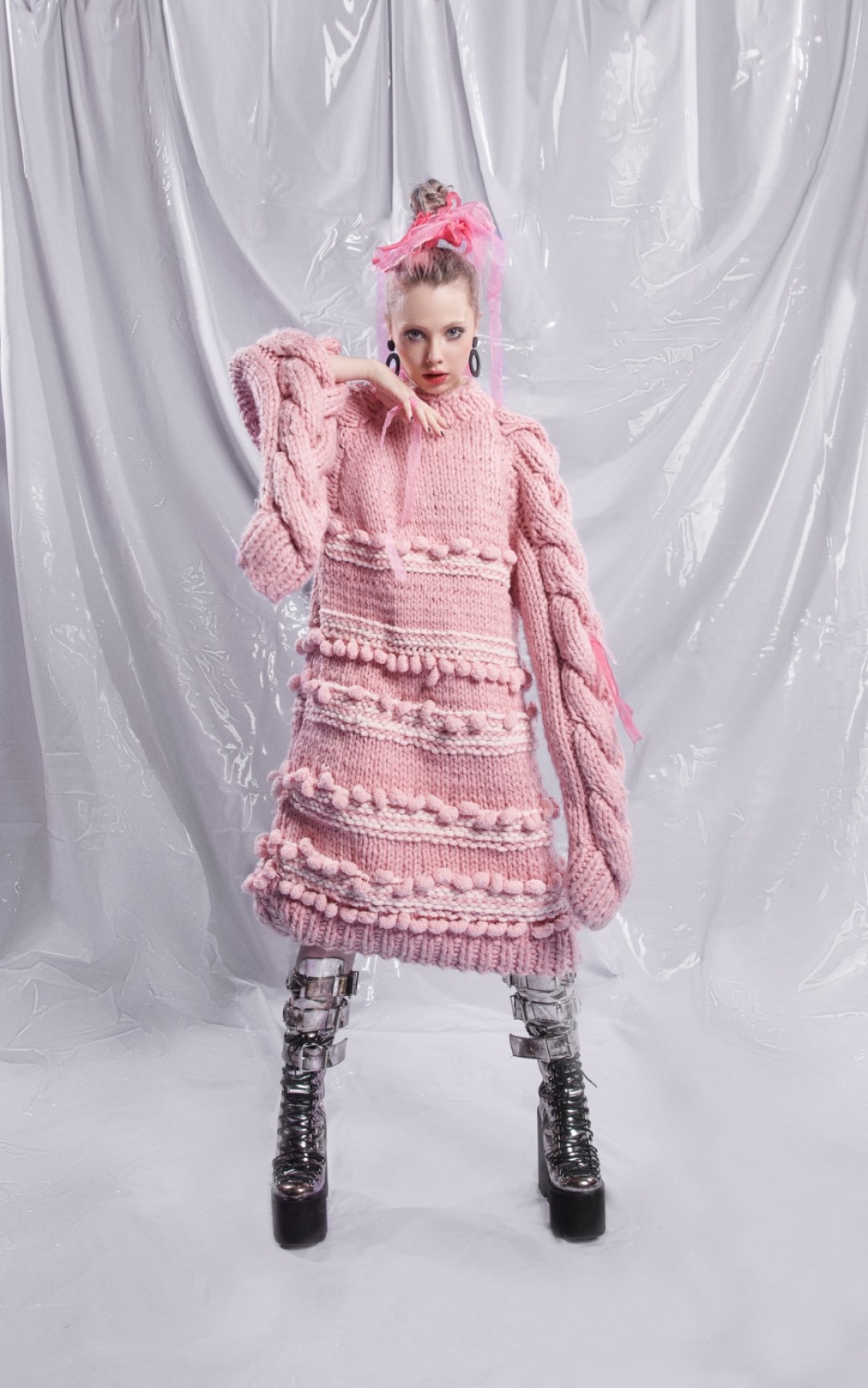 Медиа-художник Елена Шейдлина в одежде Volshebova, победителя конкурса «Новые имена в моде-2018»