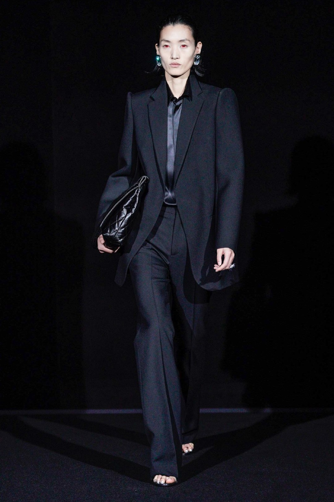 Новая коллекция Balenciaga: сумки-ракушки, дубленки-кимоно и неоновые  платья с граффити | Sobaka.ru