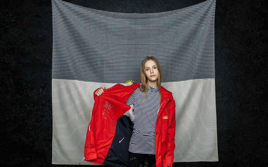 Екатерина Куксенайте, дочь Сергея Бугаева-Африки и Ирены Куксенайте, в плаще из коллаборации SH'U X Тимур Новиков