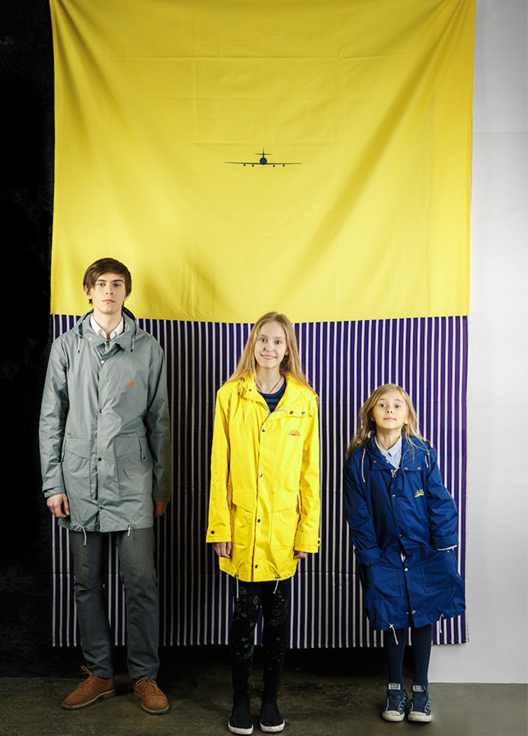 Илья Бугаев, Феофания Новикова-Савельева и Екатерина Куксенайте в плащах из коллаборации SH'U X Тимур Новиков