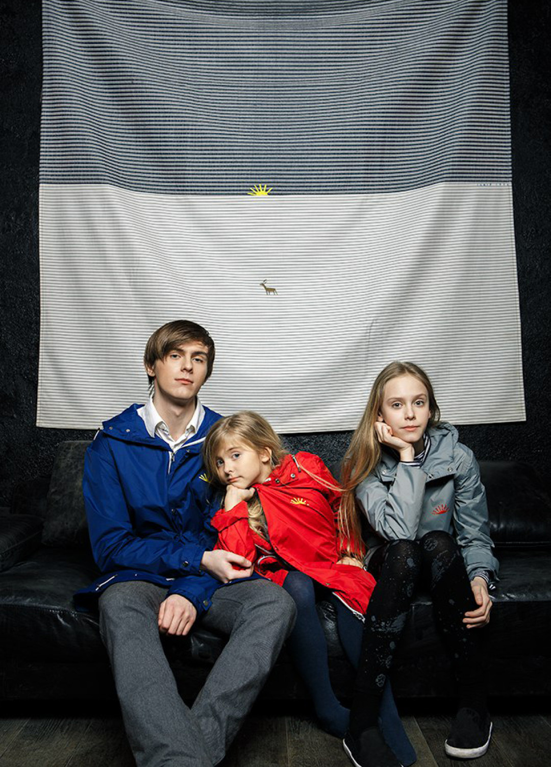 Илья Бугаев, Феофания Новикова-Савельева и Екатерина Куксенайте в плащах из коллаборации SH'U X Тимур Новиков