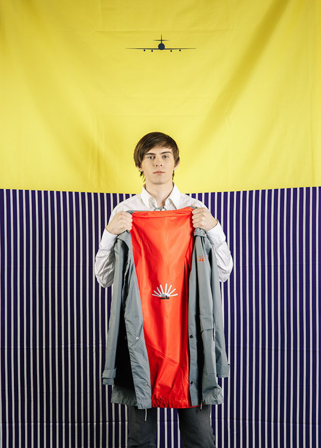 Илья Бугаев, сын Сергея Бугаева-Африки, в плаще из коллаборации SH'U X Тимур Новиков