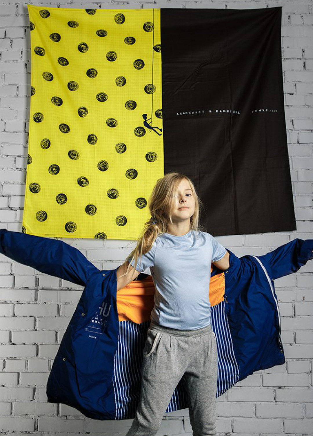 Феофания Новикова-Савельева, внучка Тимура Новикова, в плаще из коллаборации SH'U X Тимур Новиков