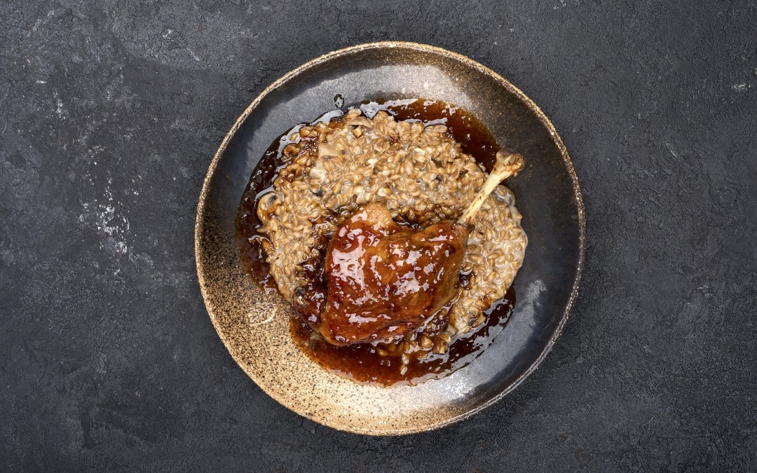 Тушеная утиная ножка с полбой с грибами, 840 руб.