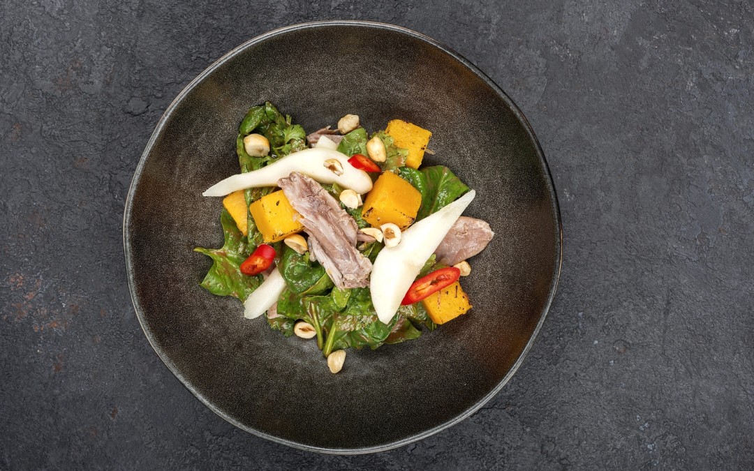 Пряный салат с уткой, печеной тыквой, грушей и жареным фундуком, 540 руб.