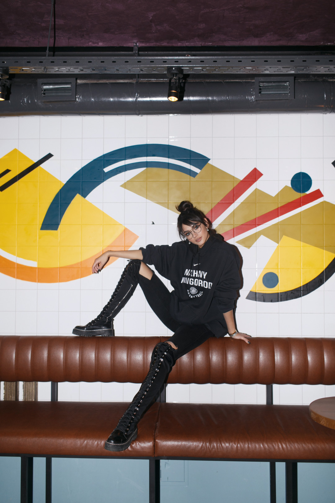 На Карине: папина кофта из экипировки БК НН, джинсы Zara, ботфорты no name, очки Vogue