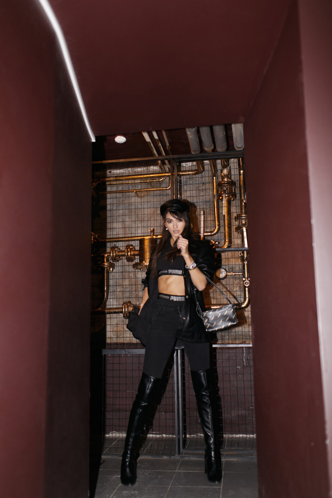 На Карине: спортивное белье Puma, джинсы Zara, ботфорты «Эконика», рубашка из магазина look store NN, сумка Balenciaga