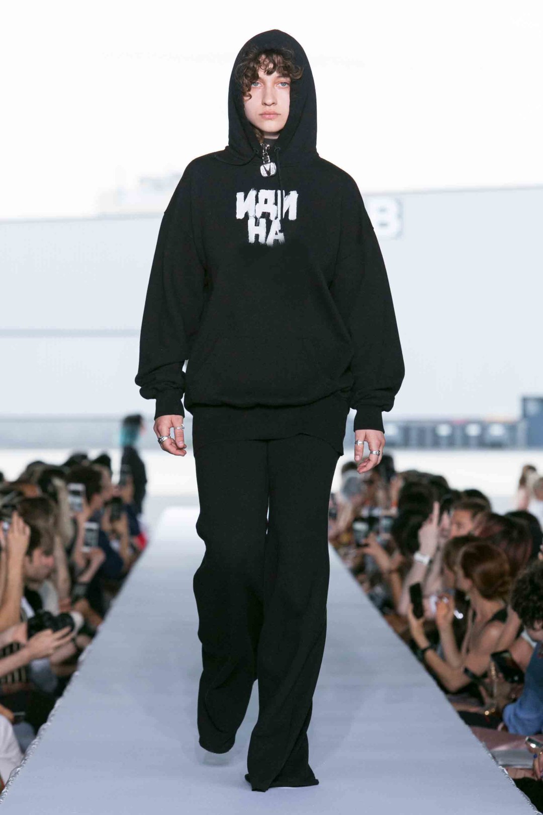 Vetements antisocial. Vetements ss19. Vetements показ 2022. Vetements Givenchy.