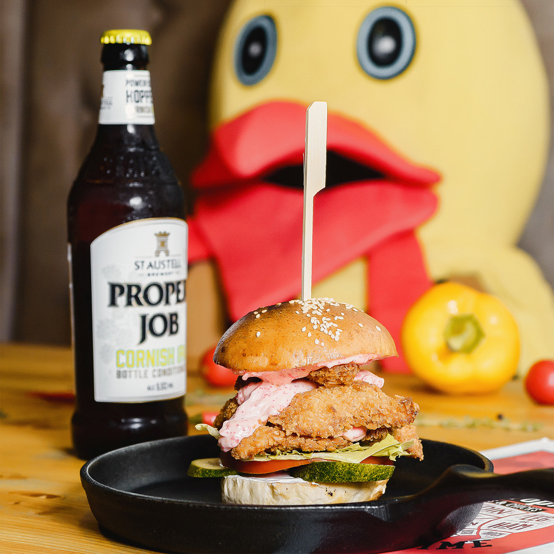 Гигантский бургер с фирмен­ным соусом