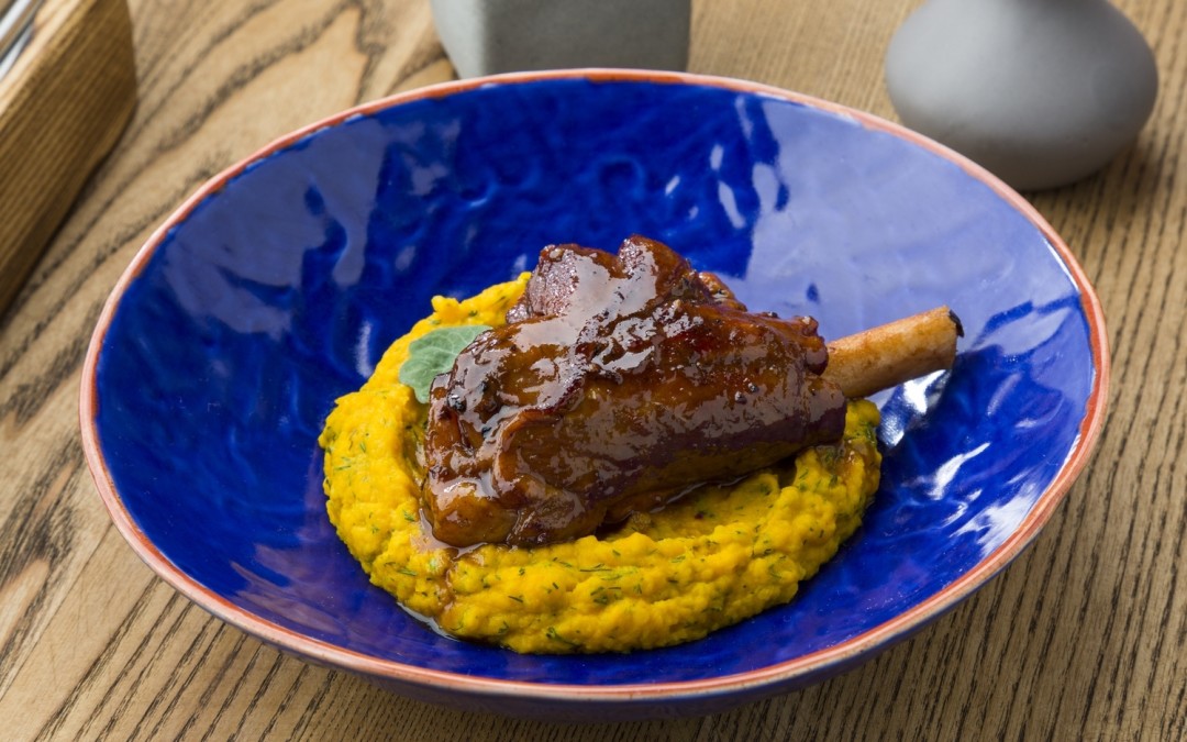 Голяшка ягненка в соусе чанчо с толченым картофелем