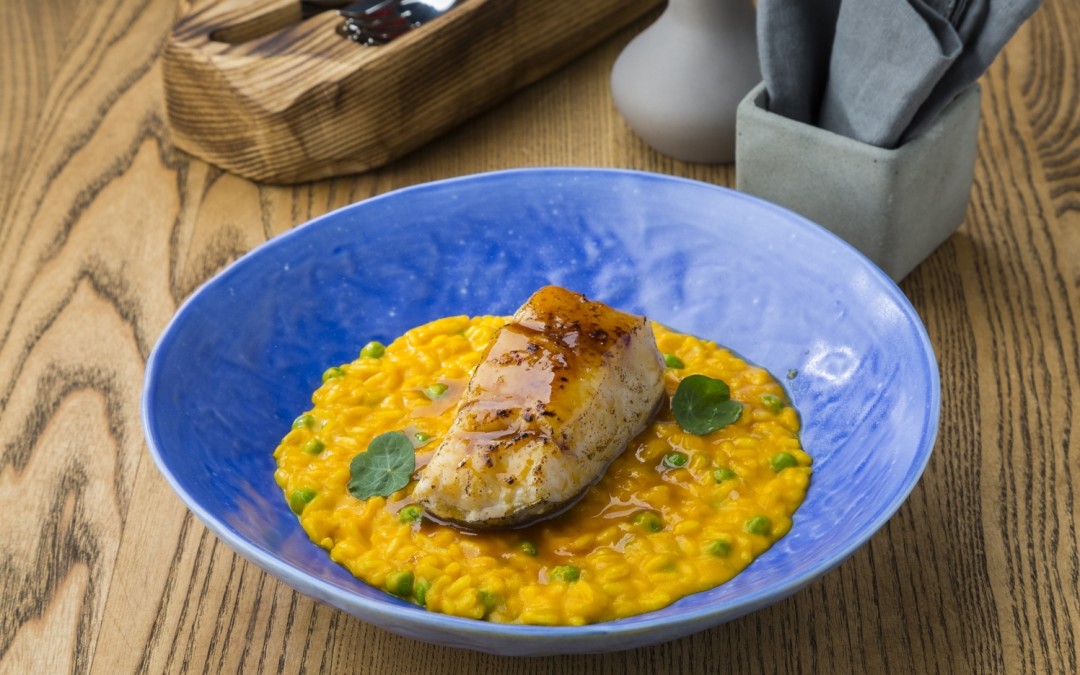 Треска в соусе юзу-мисо с ризотто в соусе ахи амарилло