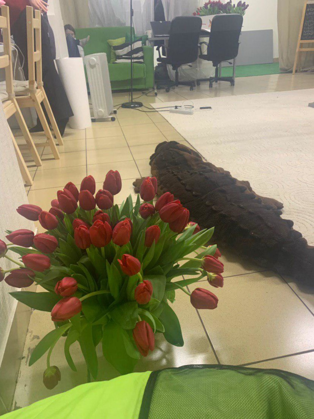 Ведра с цветами в кафе «Симона»