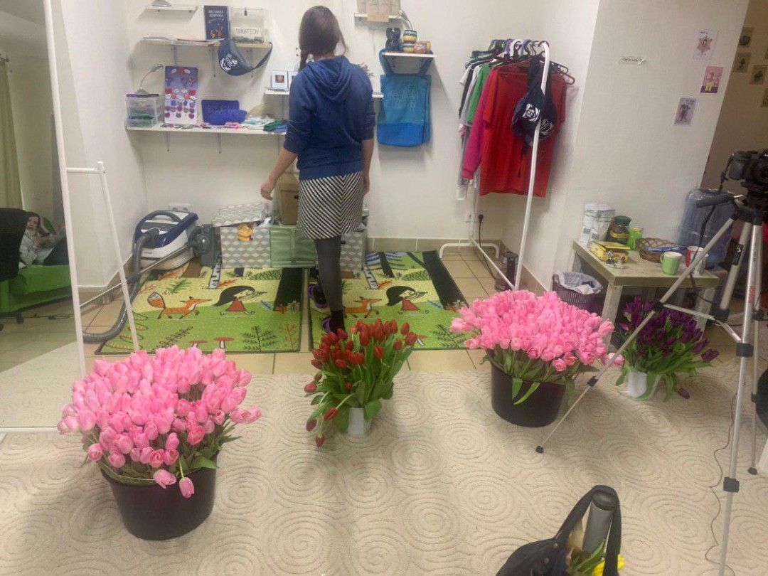 Ведра с цветами в кафе «Симона»