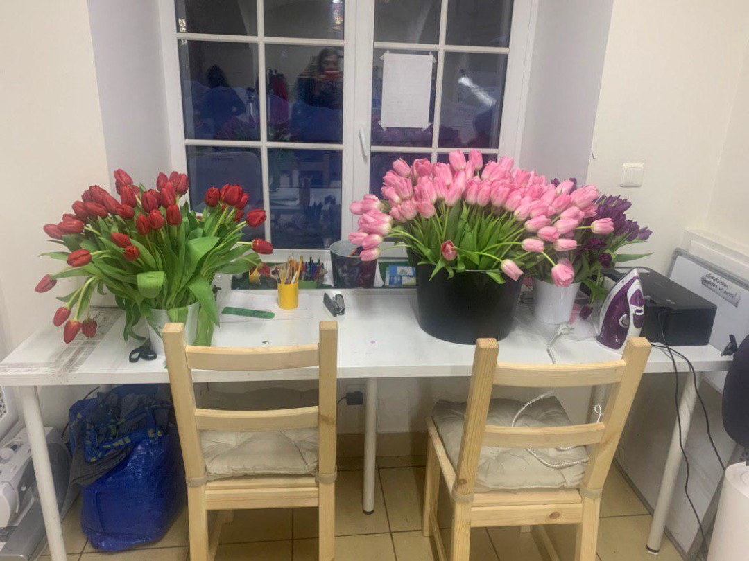 Ведра с цветами в кафе «Симона»