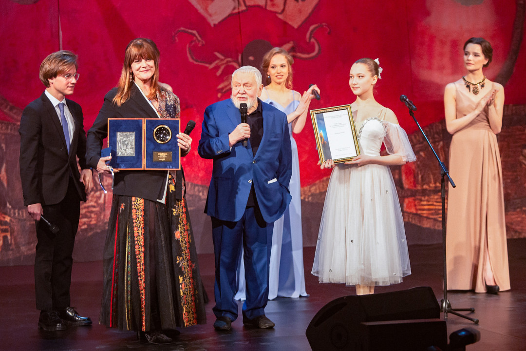 Сергей Соловьев вручает награду Настасье Кински за вклад в развитие кинематографа