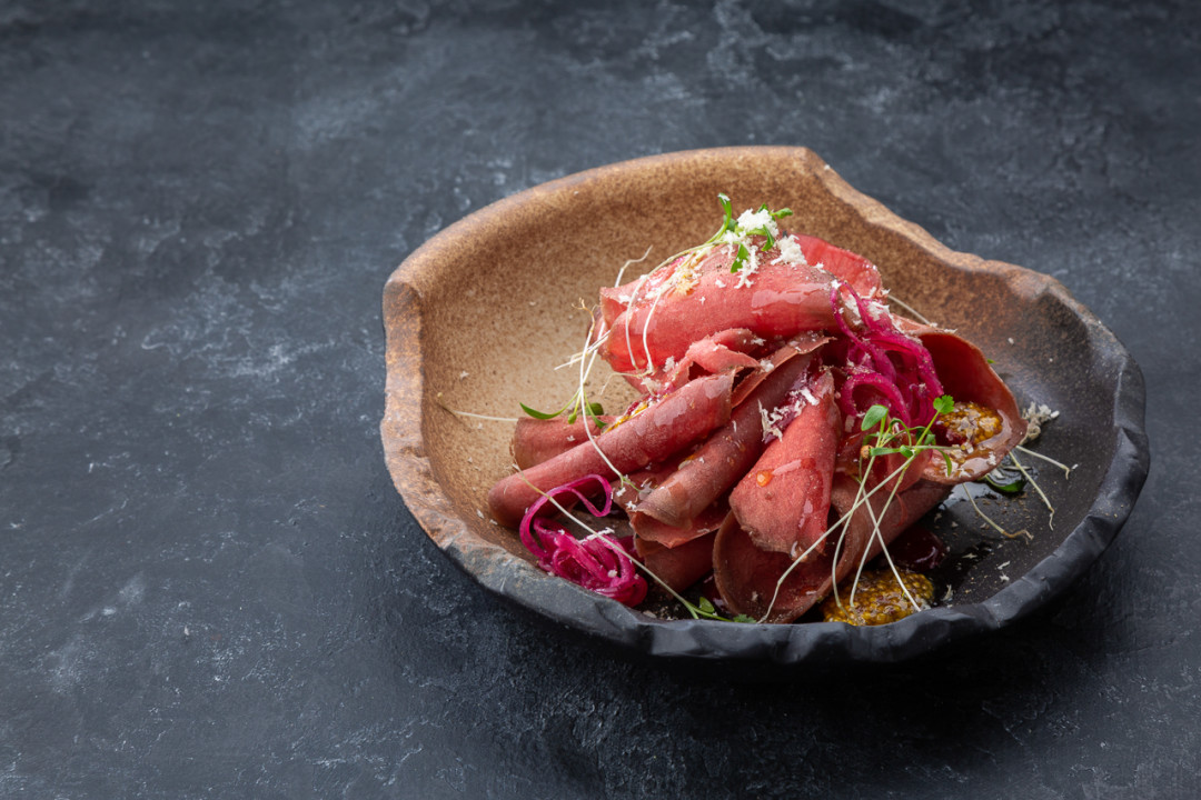 Строганина из северного оленя в горчично-брусничном соусе