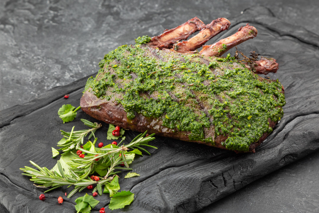 Каре северного оленя в песто из лесных трав