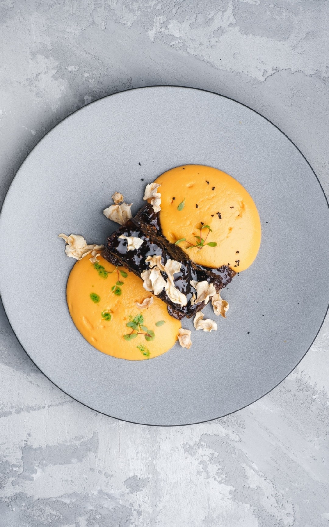 Говяжье ребро с муссом из батата, 950 руб.