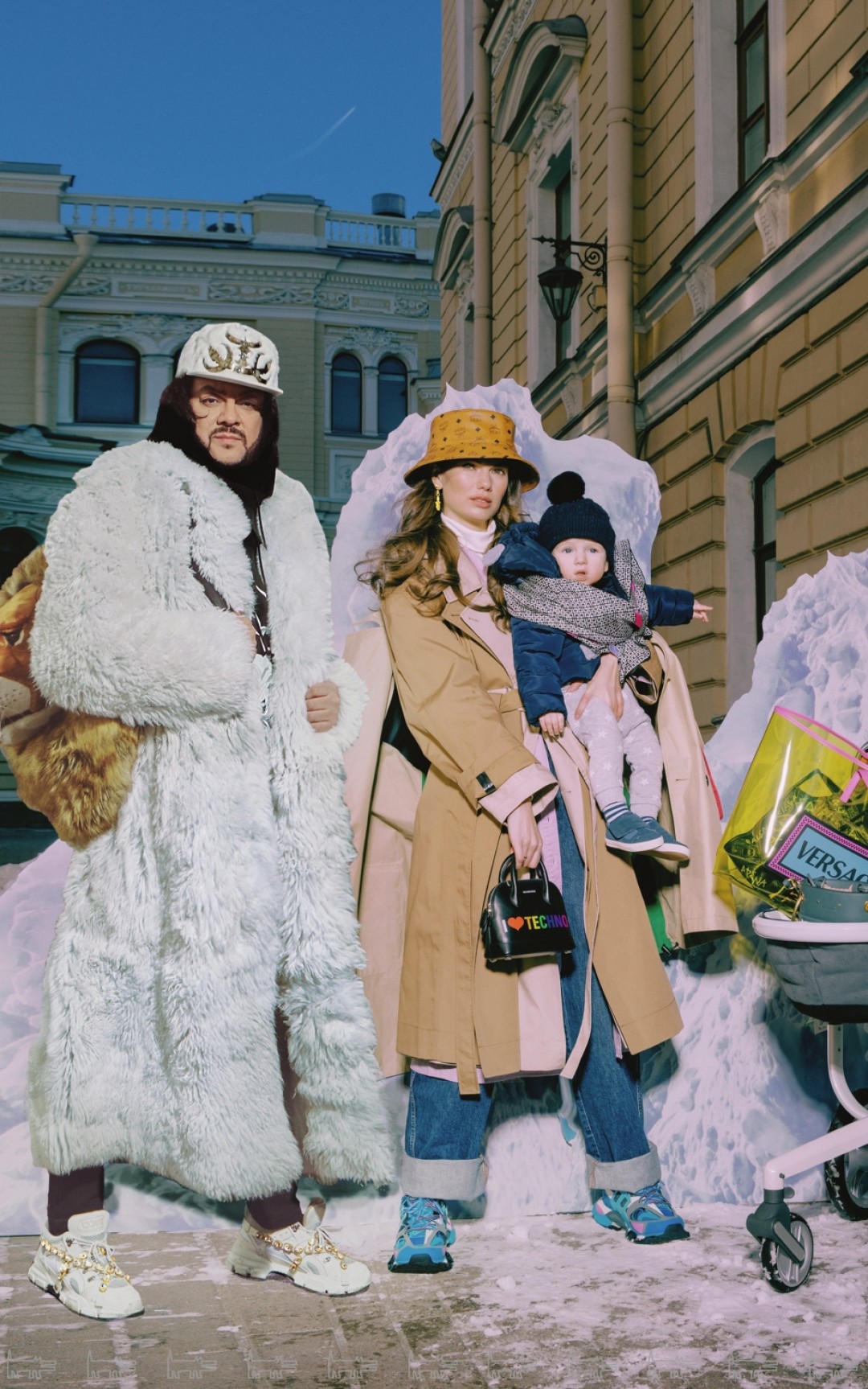 Филлип Киркоров и Ольга Липчиу На Филиппе: рюкзак Dolce & Gabbana, кроссовки Gucci. На Ольге: тренч, плащ, платье-рубашка, джинсы и водолазка Uniqlo U