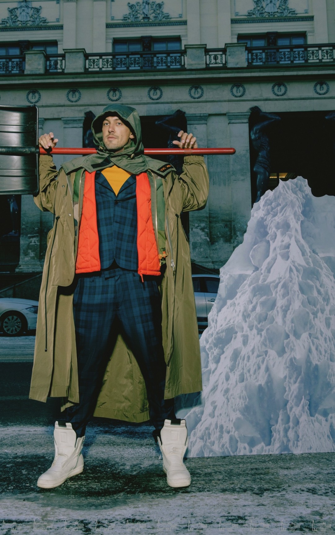Алексей Изотов На Алексее: плащ Dries Van Noten, бомбер с капюшоном Dolce & Gabanna, кроссовки Rick Owens (все – ДЛТ), костюм Paul Smith (BOSCOFAMILY