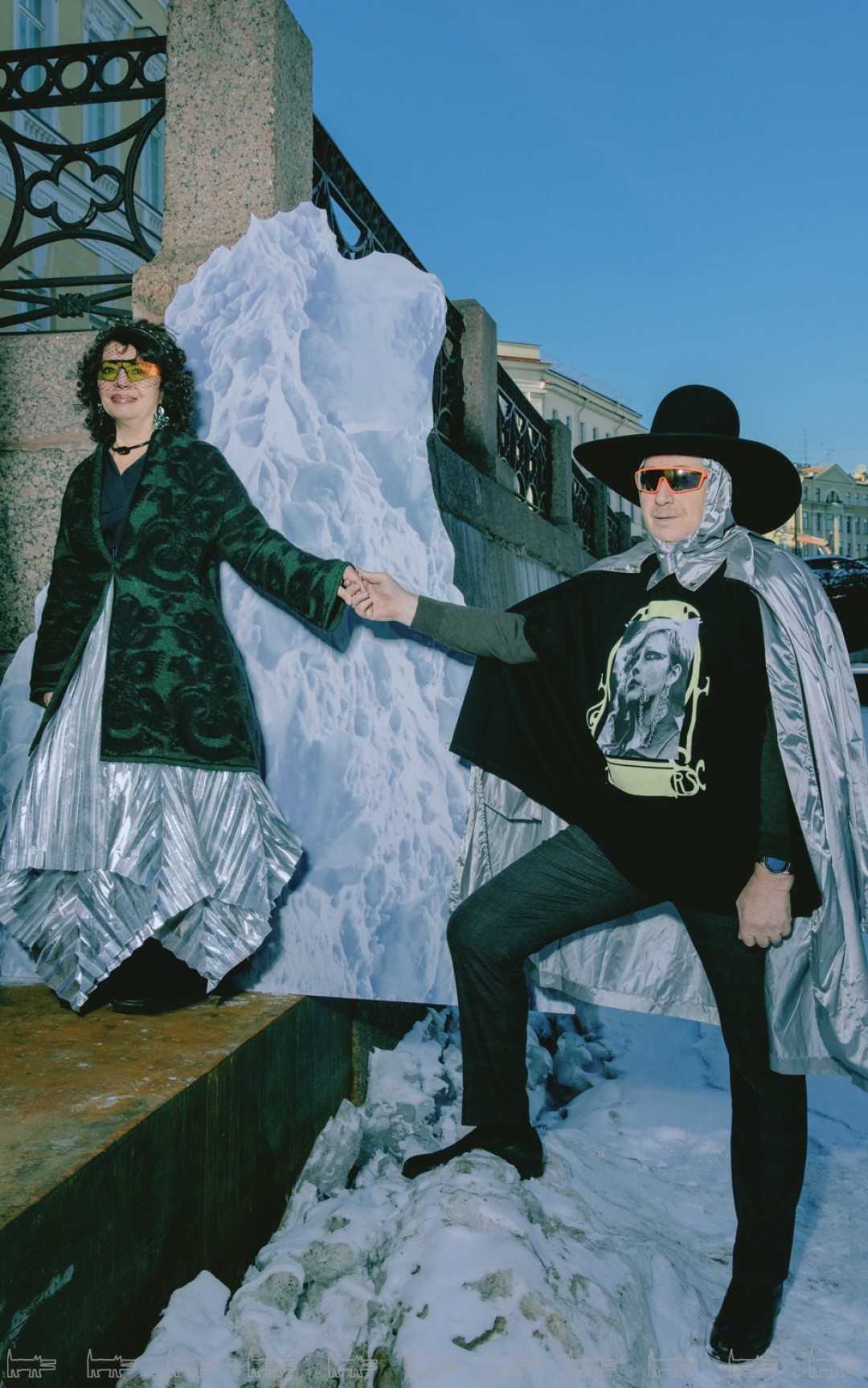 Лина и Фаддей Перловы На Лине: юбка 404 Not Found (404 not Found), обруч с вуалью Red Valentino, очки Spektre, серьги Oscar de la Renta (все — ДЛТ