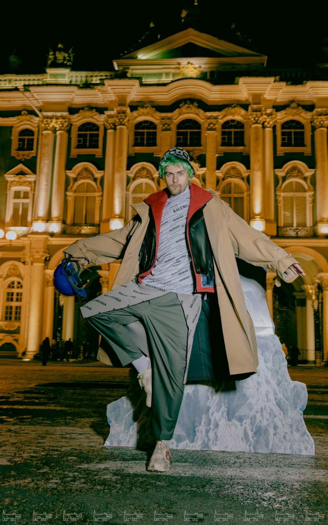 Николай Зверков На Николае: тренч Juun J, косуха, водолазка и юбка Balenciaga, кроссовки Gucci, панама Dolce & Gabbana (все – ДЛТ), брюки Uniqlo U