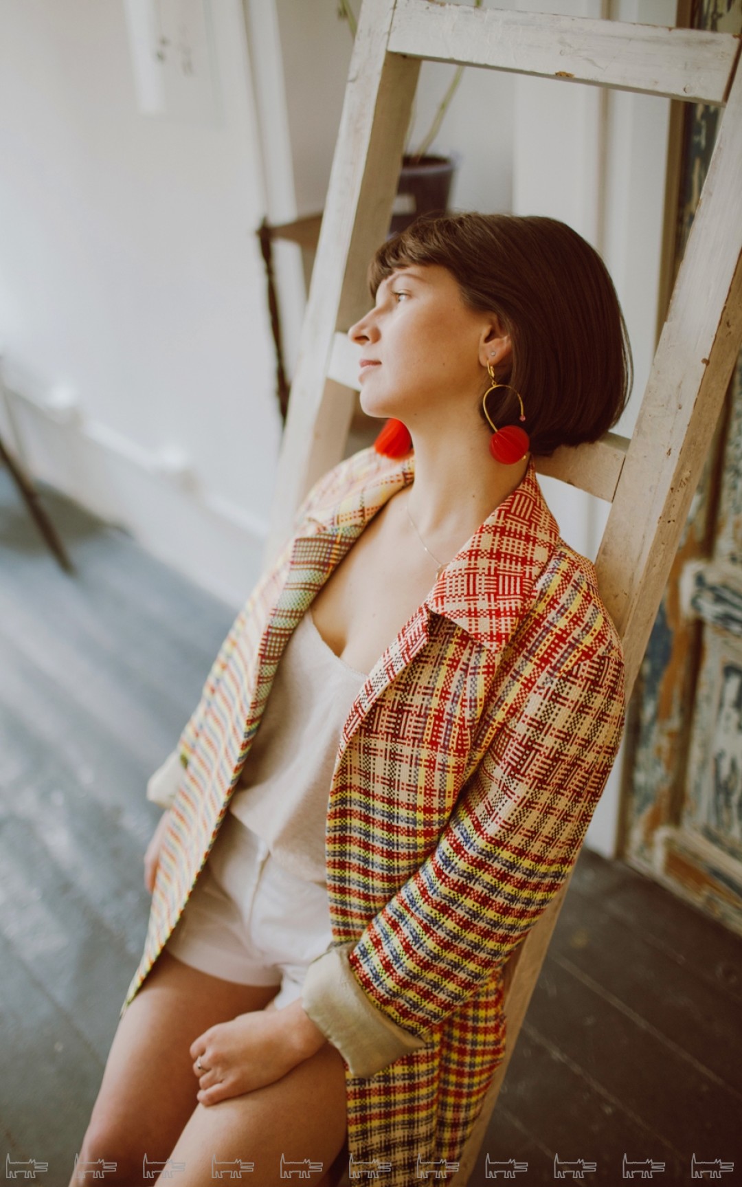 Пальто от Dries Van Noten напомнило Асе плетеную сумку, в которой она хранит ткани. Пальто dries Van Noten, шорты No. 21, серьги Marni (все — ДЛТ)
