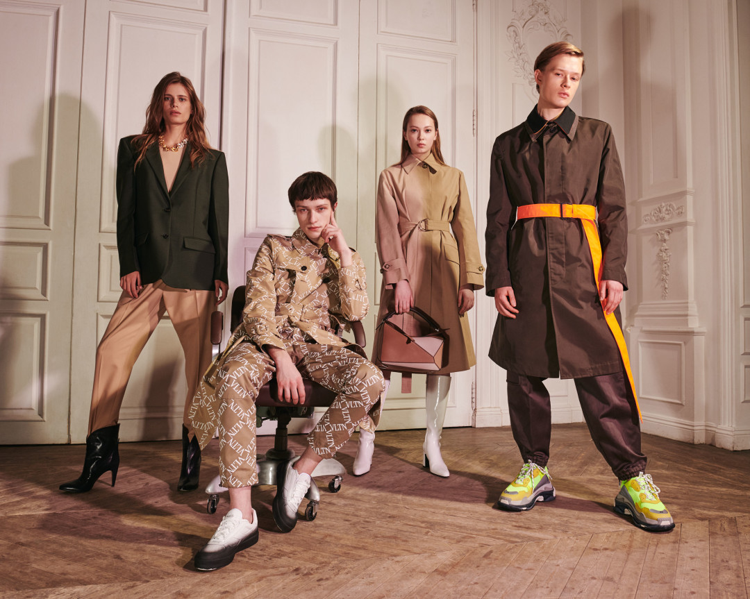 Слева направо. На девушке: жакет Bottega Veneta, обувь Givenchy, колье Marni, брюки Bottega Veneta (все – ДЛТ), боди Maison Margela (tsum.ru). На