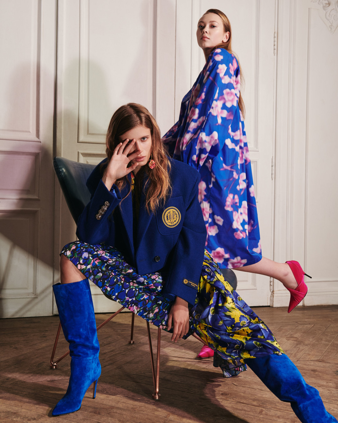 Девушка слева: платье Balenciaga, обувь Balmain, серьги Marni (все – ДЛТ). Жакет Calvin Klein (tsum.ru). Девушка справа: платье Marni, обувь