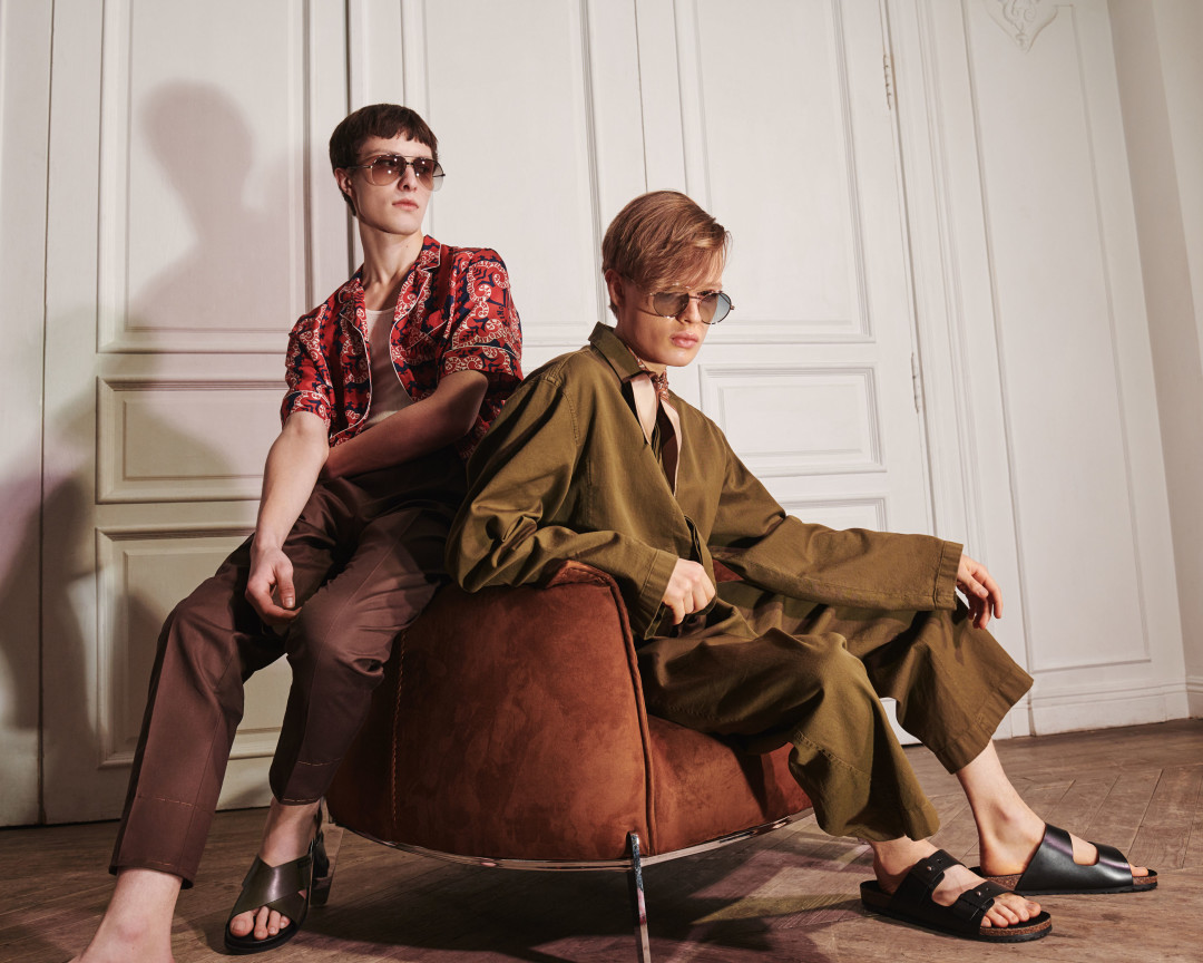 Юноша слева: рубашка Valentino (tsum.ru). Майка Tom Ford, брюки Zegna, обувь Dolce & Gabbana, очки Tom Ford (все – ДЛТ). Юноша справа: Комбинезон