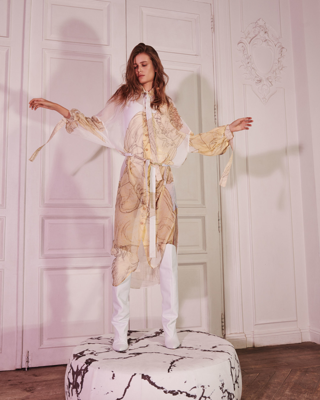 Платье Loewe, боди Casasola (все – tsum.ru). Сапоги Givenchy (ДЛТ).