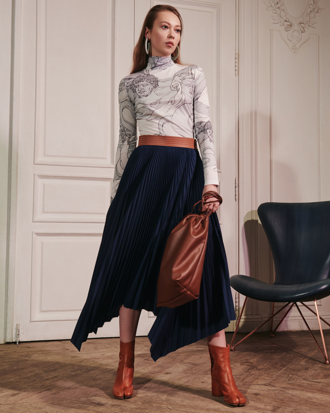 Юбка Loewe, блуза Loewe, серьги Cult Gala (все – tsum.ru), обувь Maison Margela, сумка Stella McCartney (все – ДЛТ).