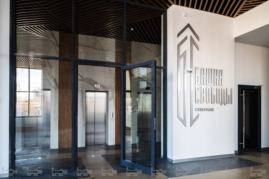 Насколько проектные обещания точно и качественно реализованы на практике уже сегодня можно оценить на примере лобби. Уже закончены работы по отделке